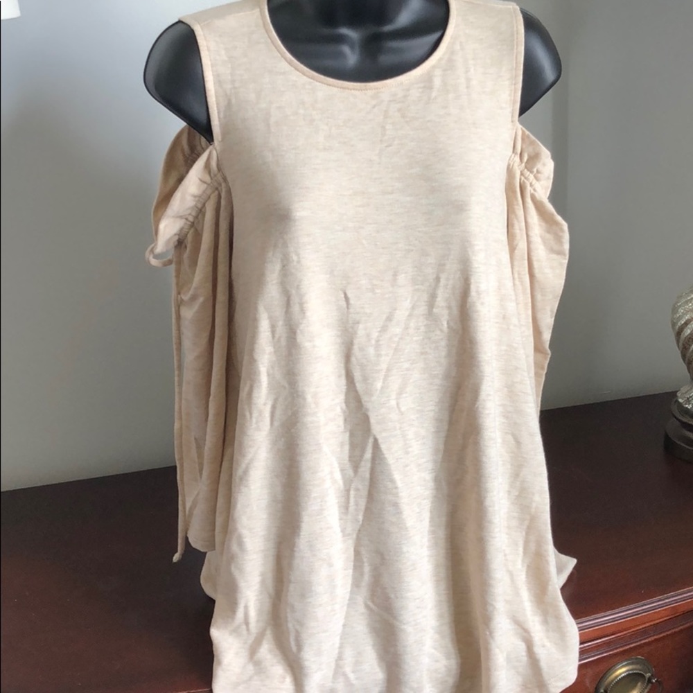 Women’s Cupio brand blouse.